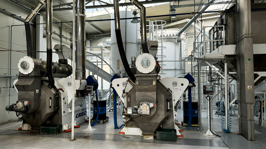 Dwie linie granulacji GRB2 880.264 Nawrocki Pellet Mills pracujące w fabryce